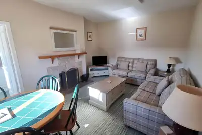 Image de A delightful countryside cottage, with one bed, bath, kitchen and hot tub.