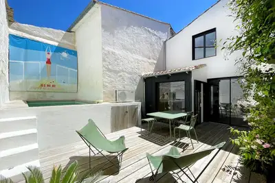 Image de Maison de village design avec piscine chauffée
