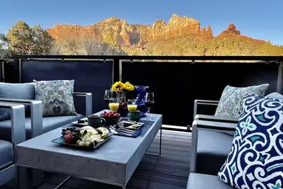 Image de 180º Red Rock Views, Walk to Town/Trails. Rooftop deck/Hot Tub/3 Elegant Suites.