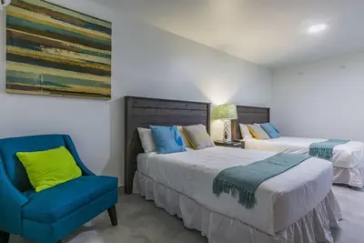 Image de Modern Double Apt - 5mins to Beaches w\/ Pool View