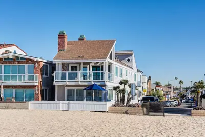 Image de The Sand Castle - Beachfront House- Plenty of Outdoor Space- Oceanfront