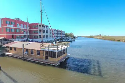 Image de Floating Houseboat - A Fisherman's Retreat!