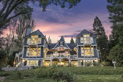 Image de Spectacular Lake Front Retreat