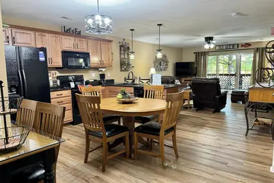 Image de Lower Level Condo gives guests the perfect place to enjoy the lake and more!