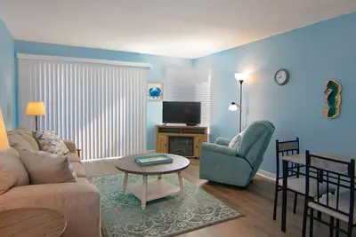 Image de Upgraded Condo Steps to the Boardwalk. Dog friendly!