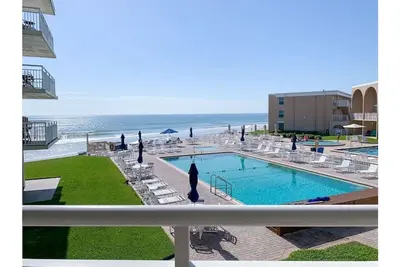Image de Ocean Front Condo with a spacious balcony