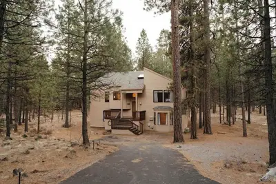 Image de Large Black Butte Home With Private Hot Tub
