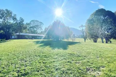 Image de Unique Lake eildon frontage retreat, house\/3units Mansfield+ 45min from MtBuller