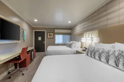 Image de Contemporary Room with 2 Queen-Size Beds! Spacious Bathroom, Relaxing Patio, Gym