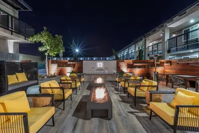 Image de Your Home Away From Home! 2 Gorgeous Rooms, Courtyard w/ Fire Pits, Parking!