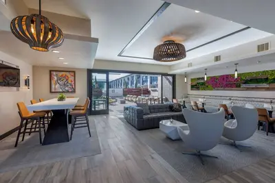 Image de Prime Location! 3 Comfortable Rooms in a Boutique Hotel, Courtyard & Parking
