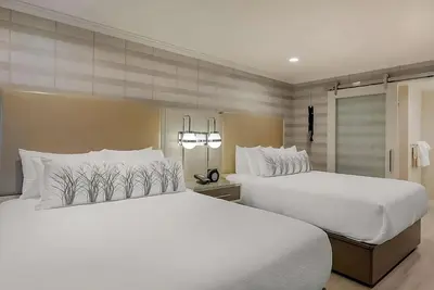Image de 3 Contemporary Rooms, 3 Spacious Bathrooms, Relaxing Patio, Free Parking