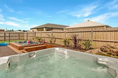 Image de Island Time - stunning near new home in Cowes
