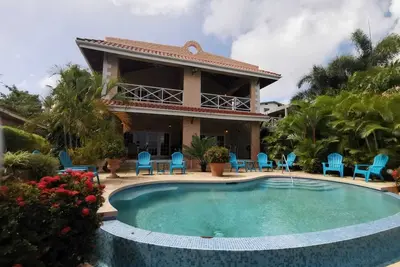 Image de Beachfront 2br Family Apartment Courland Bay, Saltwater Pool & Panoramic Views\n