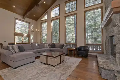 Image de Large Luxury Home, Near The Village, On Golf Course. Gas Grill & Washer/Dryer