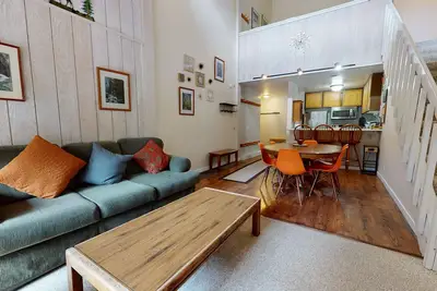 Image de Spacious, Bright, Balcony, On Town Trolley Route. Pool, Tennis Courts On-site