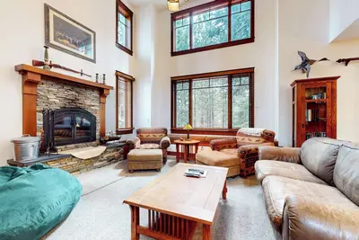 Image de Gorgeous Luxury Home on Golf Course! 2 Primary Suites, Hot Tub & Gas Grill