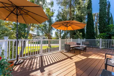 Image de Stunning Home With Spa, Front And Back Yard, Huge Deck, Outstanding Location