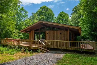 Image de Blue Ridge Mountain Chalet - 13 Acres: Private and Modern!