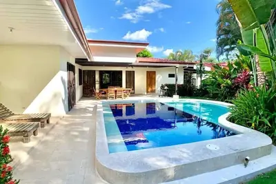 Image de Private Lush Gem in heart of Jaco with Large Pool!