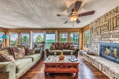 Image de A-Frame of Mind w\/ hot tub & amazing views!
