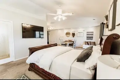 Image de Huge Private Guest suite w/ jet tub in great neighborhood near attractions