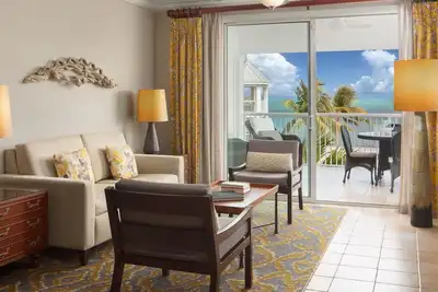 Image de Oceanfront Property - 2br/2ba - Near Smather's Beach - Poolside Bar and Grill