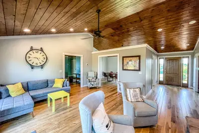Image de Dale Hollow Lakehouse, Hot Tub, gameroom, 2 SUPs, 4 acres, awesome views