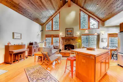 Image de Beautiful getaway with two fireplaces, covered deck, washer/dryer