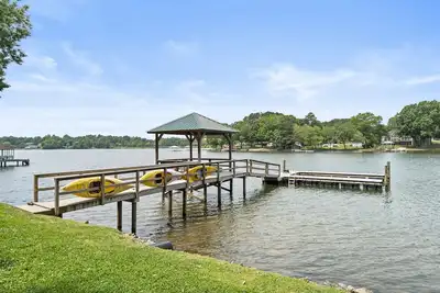 Image de A quaint and cozy lakefront getaway. Pet friendly and boat slip provided.