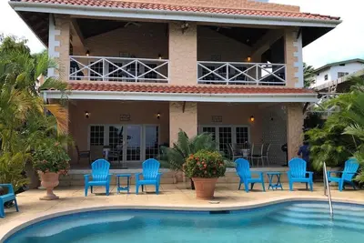 Image de Beachfront 2 Bedroom FamilyStyle Apartment on Courland Bay with Salt Water Pool