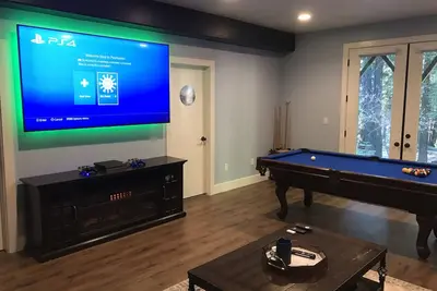 Image de Gg's Chalet - 6 Bedrooms, 4 Baths, movie theatre, jetted tub, and pool table!