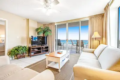Image de Third-floor, oceanfront condo with pool, hot tub & fast WiFi