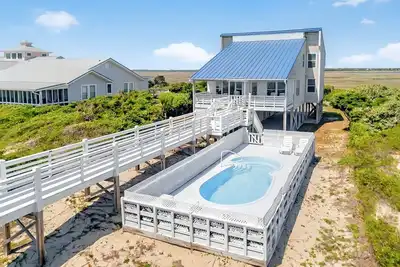 Image de A Coconut Hut on Caswell beach, Ocean front home with heated pool, new walkway to beach