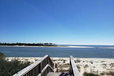 Image de Are you ready to Walk The Plank? Gulf Front Indian Pass 3 bed/3 bath- Specials!