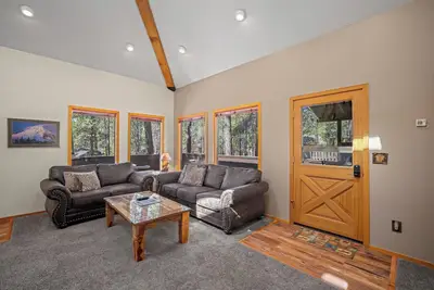 Adventure Basecamp with Hot Tub, Bbq & A/C