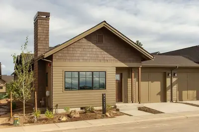 Image de Cute Cottage for family fun ~ hot tub + firepit ~ near park ~ resort pool ~ Bend