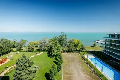 Joli appartement avec bain à remous, climatisation, Wifi, Tv, balcon et parking