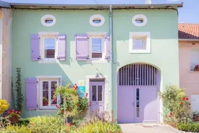 Image de Gîte familial près de Nancy avec grand jardin, spa, salle de jeux, et équipements pêche