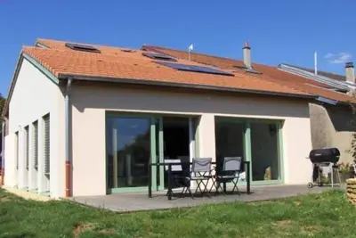 Image de Gîte Contemporain en Écovillage avec Grande Terrasse et Proximité Attractions, 3 Chambres, Pmr