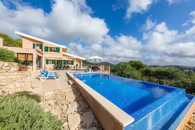 Magnifique maison de vacances \"Son Llodra\" avec vue sur les montagnes, piscine, terrasse et WiFi.