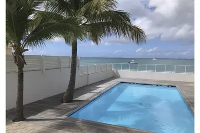 Les pieds dans l'eau, accès direct piscine +plage