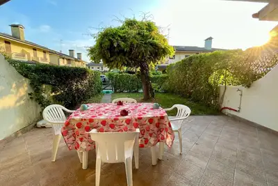 Image de Villa accueillante avec jardin privé et piscine partagée