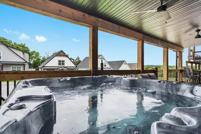 Image de Labor Day Open-Steps to Outdoor Pool- Private Hot Tub- Near Sdc with Free Daily Tickets- Pickleball