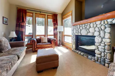 Image de Gorgeous Mountain Views, Natural Lighting! Spacious, Gas Grill & Washer/Dryer