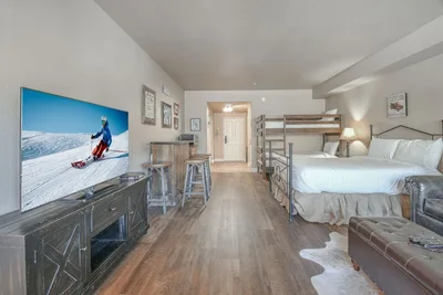 Image de Updated Studio with pool and hot tub onsite