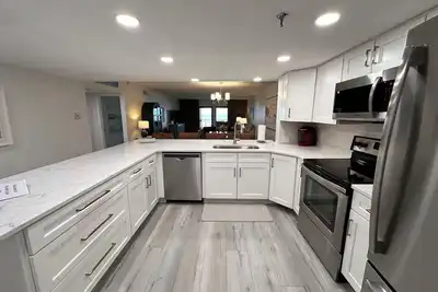 Image de \"Breakers East 304\" Gulf Front 2br/2ba Beach setup included