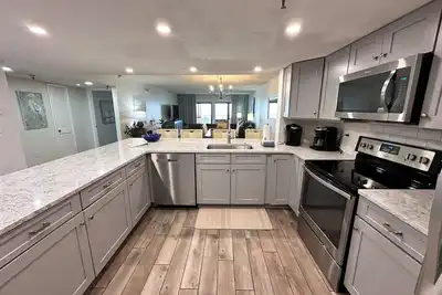 Image de \"Breakers East 502\" Gulf Front 2br/2ba Beach setup included