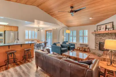 Image de Golf Course & Lake views, gorgeous 3 bedroom A/C, Hot Tub, Pool and Sharc!