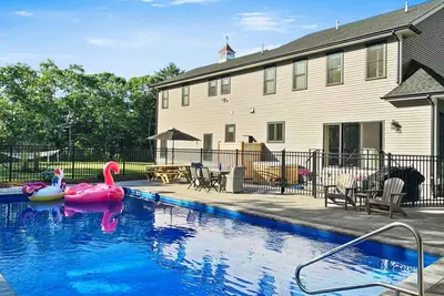 Image de Pool Hot Tub Near Beach Fire Pit 2 King Primary Bedrooms Shark Lookout